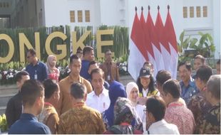 Ribuan Orang di Pasar Jongke Berebut Foto dan Bingkisan Presiden Jokowi