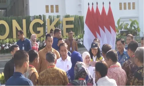 Ribuan Orang di Pasar Jongke Berebut Foto dan Bingkisan Presiden Jokowi