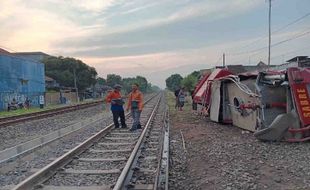 Terobos Perlintasan, Mobil Damkar Tabrak KA Barang di Indramayu