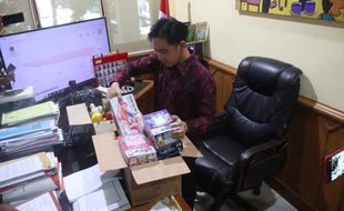 Momen Gibran Mengemasi Barang Koleksinya di Kantor Wali Kota Solo