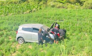 Mobil Terjun ke Ladang di Genting Boyolali, Warga Solo Gagal Camping di Selo