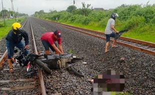 Terobos Perlintasan Tanpa Palang KA, Pengendara Motor di Semarang Meninggal