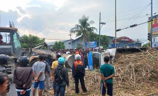 Truk Pengangkut Tebu Terguling Timpa Pemotor di Jalan Solo-Jogja Ceper Klaten