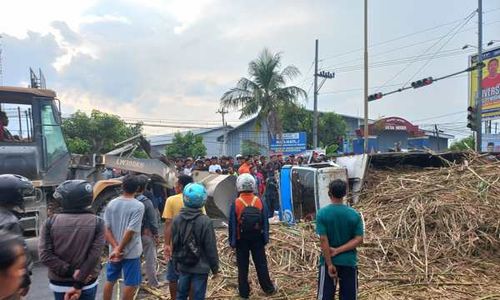 Truk Pengangkut Tebu Terguling Timpa Pemotor di Jalan Solo-Jogja Ceper Klaten