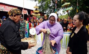 1 Sura, Ratusan Orang Berebut Air Cucian Kelambu Makam di Gunung Kemukus Sragen