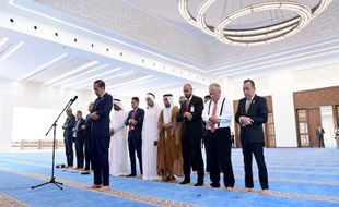 Perdana! Presiden Jokowi Salat di Masjid Joko Widodo Abu Dhabi