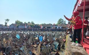 Serunya Tradisi Memet di Gemblegan Klaten, Ribuan Orang Berburu Ikan di Embung