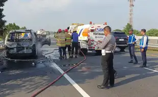 Mobil Rombongan Takziah asal Tangerang Terbakar di Tol Semarang-Solo Boyolali