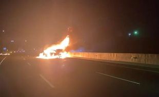 Diduga Korsleting, Minibus Terbakar di Tol Bawen Semarang