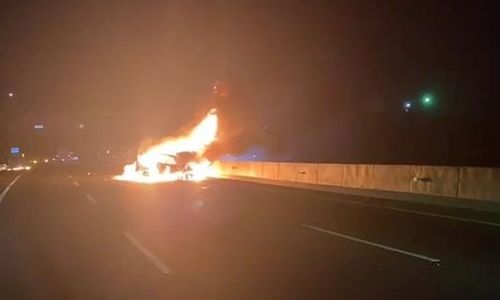 Diduga Korsleting, Minibus Terbakar di Tol Bawen Semarang