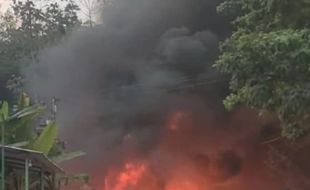 Diduga Korsleting, Pikap Bawa Solar Terbakar Hebat di Jatinom Klaten