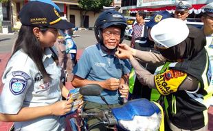 Taat Aturan Lalu Lintas, Pengendara Motor di Sukoharjo Dihadiahi Mug dan Helm