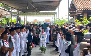 Tangis Keluarga dan Teman Iringi Pemakaman Ketua OSIS SMAN 1 Cawas Klaten