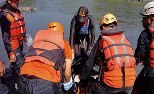 Tim SAR Gabungan Temukan Mayat Laki-laki, Sempat Lompat dari Jembatan Mojo Solo