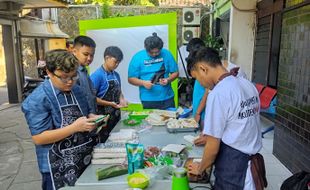 Seru! PKBM Laos School Solo Isi MPLS dengan Kegiatan Memasak Baceman dan Dawet