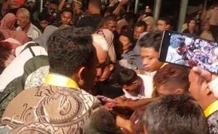 Riuhnya Warga Berebut Air dan Kembang Bekas Jamasan Pusaka Mangkunegaran Solo