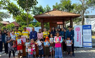 Dukung Program Literasi Solo, Rotary Club of Soloraya Serahkan Gazebo dan Buku