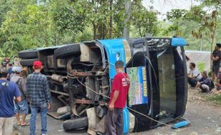 Bus Rombongan Sidoharjo Sragen Terguling di Kemuning Karanganyar