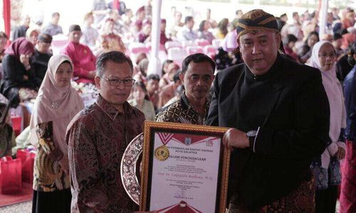 Berperan Majukan Pendidikan, Rektor UIN Salatiga Terima Penghargaan DPRD Award