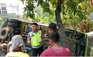 Hindari Sepeda Motor, Truk Bermuatan Gabah Terguling di Tegrat Sragen