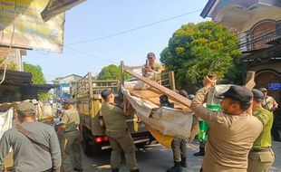 Ganggu Lalin, Lapak Puluhan Pedagang Pasar Genuk Diangkut Satpol PP Semarang