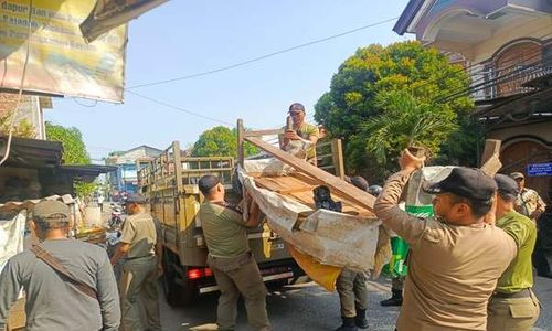 Ganggu Lalin, Lapak Puluhan Pedagang Pasar Genuk Diangkut Satpol PP Semarang