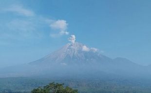 Gunung Semeru Berkali-kali Erupsi Kamis Pagi