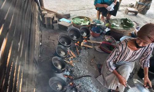 Masaknya Masih Tradisional, Warung Serabi di Karangdowo Klaten Ramai Pelanggan