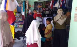 Tahun Ajaran Baru, Toko Seragam Sekolah di Sukoharjo Diserbu Pembeli