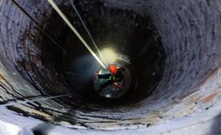 Aksi Heroik Petugas Damkar Salatiga Terjun ke Sumur Selamatkan Kucing