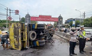 Sopir Ngantuk, Truk Muatan Kayu Terguling di Ungaran Semarang