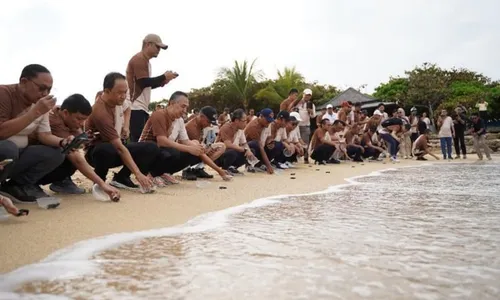 Finnet Perkuat Komitmen ESG Lewat Pelepasan Tukik di Pantai Nusa Dua Bali