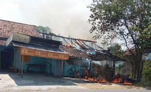 Warung Soto di Trucuk Klaten Terbakar, 2 Sepeda Onthel Petani Ikut Hangus