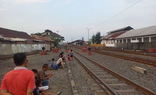 Selain Bendungan BKB, Semarang juga Punya Wisata Gratis Train Street Lo!