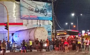 Sopir Truk Ceritakan Detik-detik Ditabrak Bus Mira di Simpang Empat Ngawi