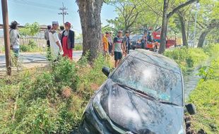 Ugal-ugalan, Bus Sugeng Rahayu Tabrak Mobil di Ngawi hingga Terperosok ke Parit