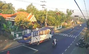 Truk Angkut Baja Ringan Tabrak Bus Bawa Pelajar di Ngawi, 2 Orang Luka-luka