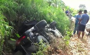 Mobil Pajero Terguling di Parit Plaosan Magetan, 2 Orang Luka-luka