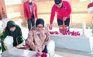 Sebelum Daftar ke KPU, Risma Ziarah ke Makam Gubernur Pertama Jatim di Magetan