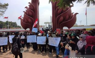 Tolak RUU Pilkada & Dukung Putusan MK, Ratusan Mahasiswa di Surabaya Demo