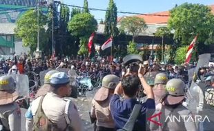 Tak Ditemui Anggota Dewan, Massa Aksi Demo Tolak RUU Pilkada di Surabaya Ricuh