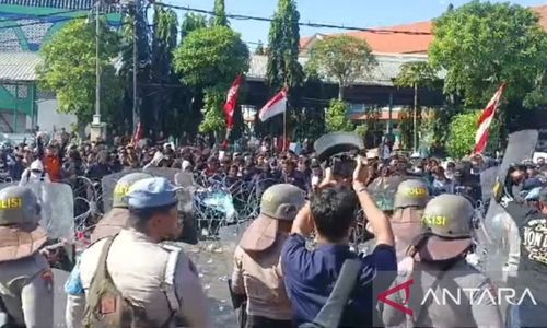 Tak Ditemui Anggota Dewan, Massa Aksi Demo Tolak RUU Pilkada di Surabaya Ricuh