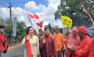 Kenakan Pakaian Adat Jawa, Paslon Endah-Joko Daftar Pilbup Gunungkidul ke KPU