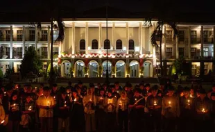 Aksi Ratusan Mahasiswa dan Dosen UGM Nyalakan Lilin di Balairung