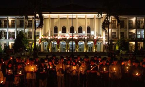 Aksi Ratusan Mahasiswa dan Dosen UGM Nyalakan Lilin di Balairung