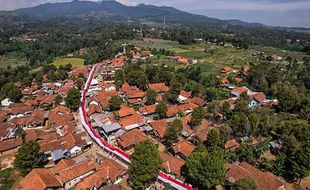 Sambut HUT RI, Warga Majalengka Bentangkan Bendera Merah Putih Sepanjang 1 Km