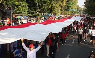 Sambut HUT ke-79 RI, Ratusan Orang Bentangkan Bendera Raksasa di CFD Solo