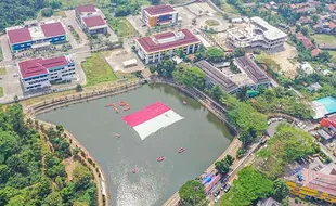 Pembentangan Bendera Merah Putih Raksasa di Danau Retensi KP3B Serang