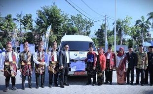 BRI Peduli Hibahkan Toyota Hiace ke UIN Antasari