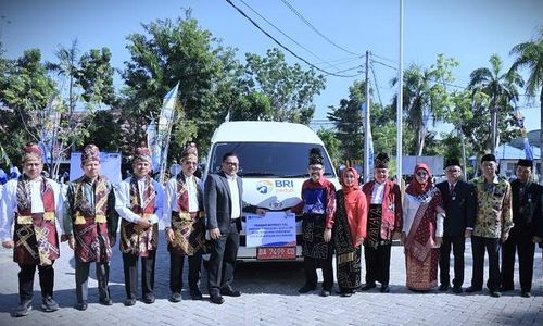 BRI Peduli Hibahkan Toyota Hiace ke UIN Antasari